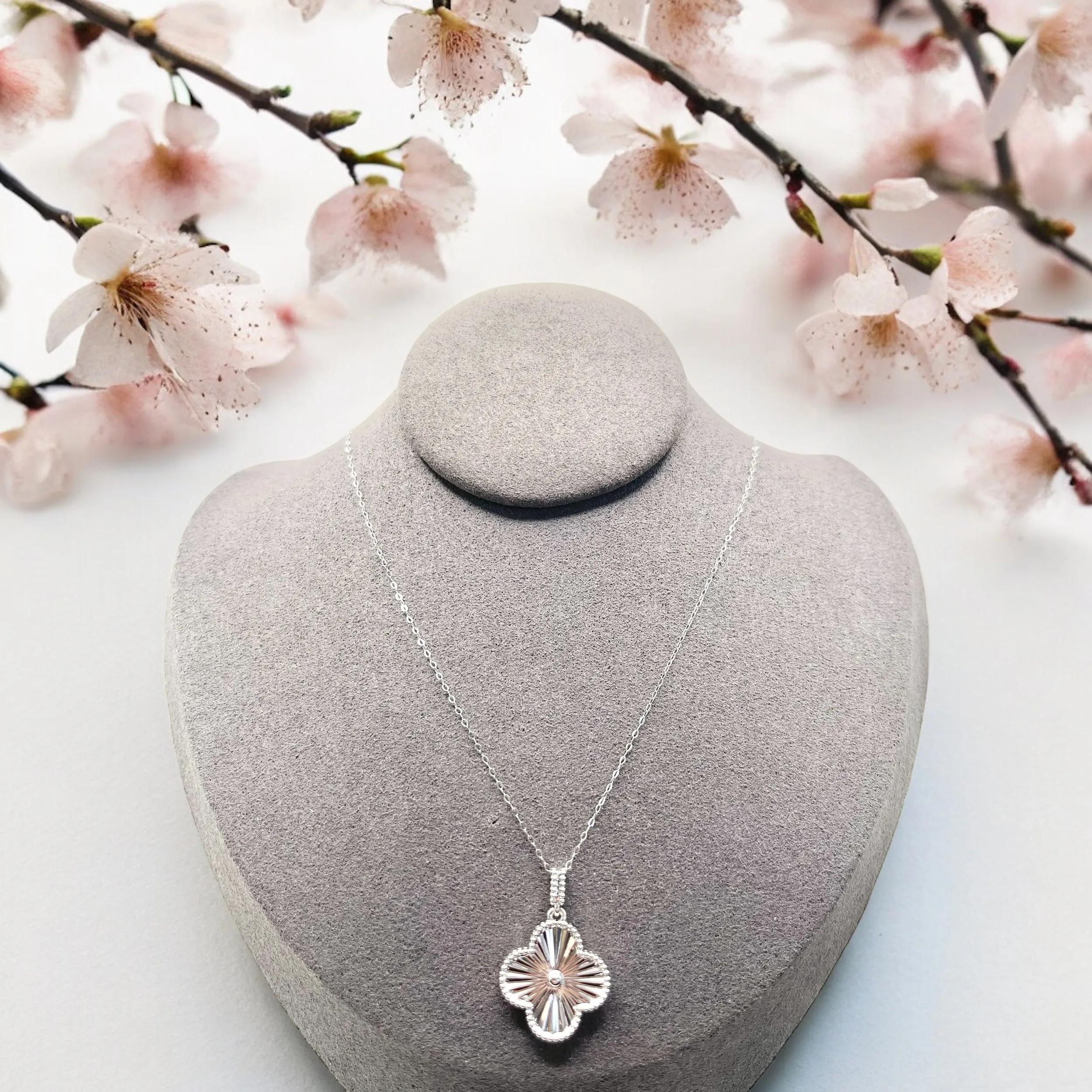 CLOVER NECKLACE